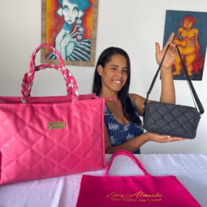 Bolsa transversal feita em material sintético